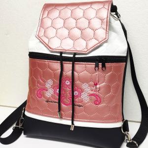 Fedélrészes zsinóros 3in1 hátizsák univerzális táska - Hímzett FantasyFlower001 fekete-fehér-oldrose