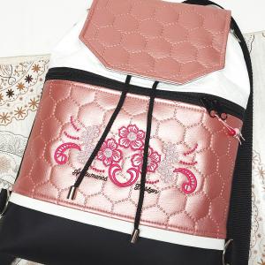 Fedélrészes zsinóros 3in1 hátizsák univerzális táska - Hímzett FantasyFlower001 fekete-fehér-oldrose