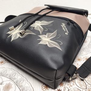 Fedélrészes zsinóros 3in1 hátizsák univerzális táska - Hímzett pillangók fekete-gyöngyházpúder