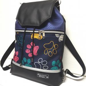 Fedélrészes zsinóros 3in1 hátizsák univerzális táska - Színes tappancsok kék fekete alapon