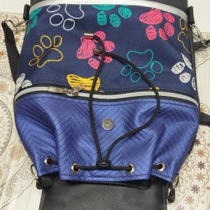 Fedélrészes zsinóros 3in1 hátizsák univerzális táska - Színes tappancsok kék fekete alapon