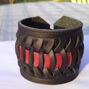 Fűzött férfi bőrkarkötő bordó-fekete