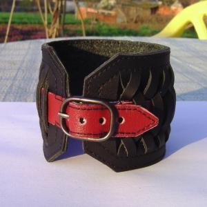 Fűzött férfi bőrkarkötő bordó-fekete