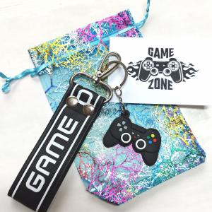 GAME műbőr kulcstartó karikával karabinerrel ajándéktasakban Férfiaknak is!