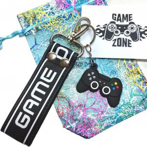 GAME műbőr kulcstartó karikával karabinerrel ajándéktasakban Férfiaknak is!