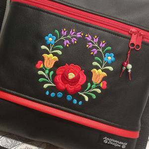 Hímzett 30x30-as pakolós válltáska oldaltáska fekete HungarianFolkart05