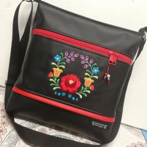 Hímzett 30x30-as pakolós válltáska oldaltáska fekete HungarianFolkart05