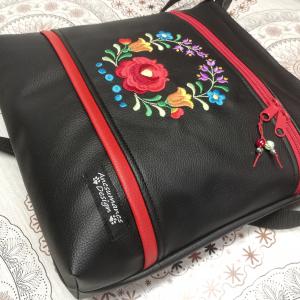 Hímzett 30x30-as pakolós válltáska oldaltáska fekete HungarianFolkart05