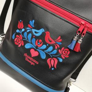 Hímzett 4in1 hátizsák univerzális táska Hungarian Folkart13 fekete alap kék-piros hímzéssel