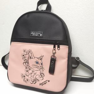 Hímzett Back Pack M hátizsák - Bájos cica virágokkal - textilbőr pántokkal fekete-pasztellrózsaszín 33x27x10