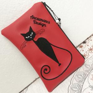 Hímzett cicás neszeszer  telefontartó Piros