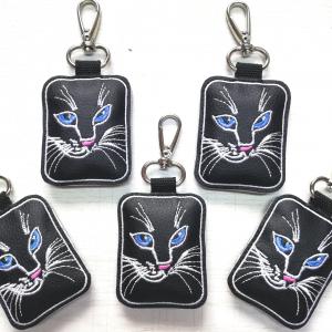 Hímzett kékszemű cica kulcstartó karabinerrel fekete