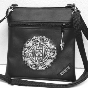 Hímzett kelta nap mandalás textilbőr táska övtáska 25x25 fekete-fehér