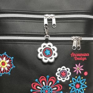 Hímzett kis virág táskadísz kulcstartó karabinerrel