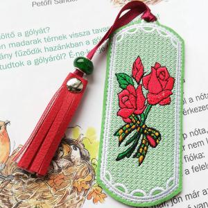 Hímzett könyvjelző bojttal- vörös rózsák menta alapon