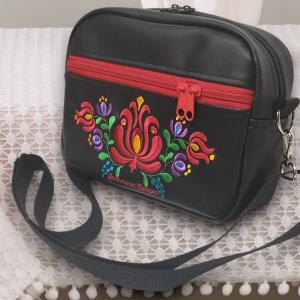Hímzett Matyó virágos Helena crossbody oldaltáska övtáska 22x17x7cm - Fekete alapon Hungarian Folkart28