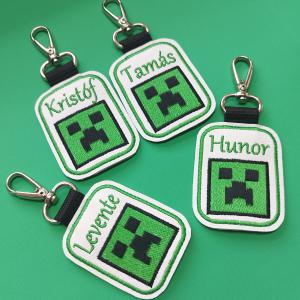 ►Hímzett neves kulcstartó karabinerrel Minecraft Creeper