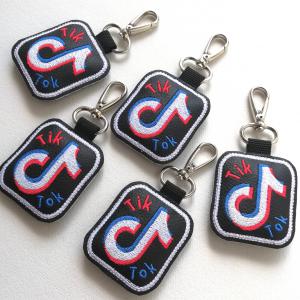 Hímzett TikTok kulcstartó karabinerrel