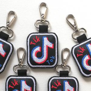 Hímzett TikTok kulcstartó karabinerrel