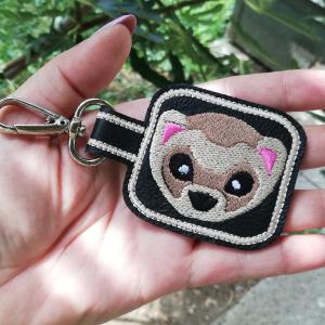 Hímzett vadászgörény bőrkulcstartó kulcsdísz táskadísz