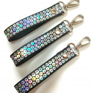 Hologramos textilbőr kulcstartó táskadísz karabinerrel fekete - szivárvány flitter