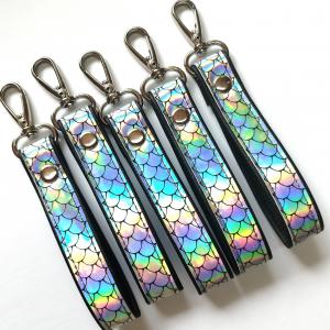 Hologramos textilbőr kulcstartó táskadísz karabinerrel fekete - szivárvány mermaid