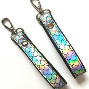 Hologramos textilbőr kulcstartó táskadísz karabinerrel fekete - szivárvány mermaid