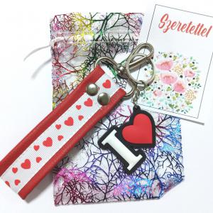 I Love You műbőr kulcstartó karikával karabinerrel ajándéktasakban