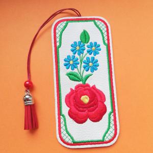 Kalocsai virágok hímzett könyvjelző bojttal fehér alapon színes hímzés