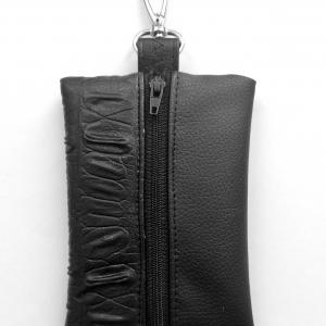 Karabineres felakasztható felemás textilbőr kulcscsomótartó, aprótartó, kártyatartó fekete-gyűrt fekete férfiaknak