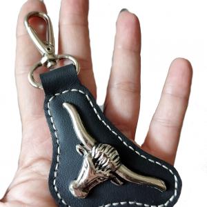 Kézzel készített karabineres marhabőr kulcstartó nagy bikafej verettel