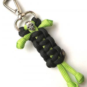 Koponyás Alien paracord  kulcstartó karabinerrel Fekete-olivazöld