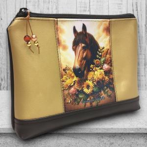 Lovas 01 - Nagyméretű nyomtatott panellal díszített vízálló talpas textilbőr neszesszer