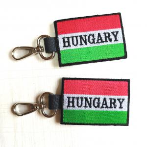Magyar zászló Hungary felirattal hímzéssel díszített bőrkulcstartó kulcsdísz táskadísz