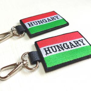 Magyar zászló Hungary felirattal hímzéssel díszített bőrkulcstartó kulcsdísz táskadísz