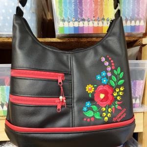 MAXI méretű hímzett sokzsebes textilbőr pakolós táska Hungarian Folkart06 textilbőr pánttal