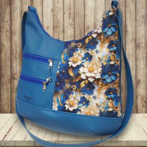 MAXI sokzsebes felemás textilbőr pakolós táska aranyló virágok kék alapon textilbőr pánttal