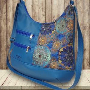 MAXI sokzsebes felemás textilbőr pakolós táska Mandalák kék alapon textilbőr pánttal