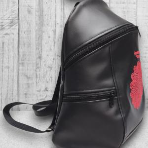 MAXIM BackPack L hátizsák - Elegáns fekete hímzett piros mandalával heveder pántokkal 36x30x16