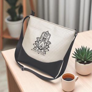 Melanie pakolós válltáska oldaltáska - Fatima keze hímzett fekete-piramispezsgő