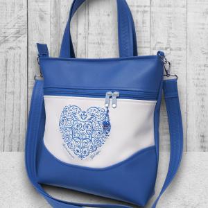 Melanie pakolós válltáska oldaltáska - Hímzett népi szívmintás kézifüllel és textilbőr vállpánttal Kék-fehér