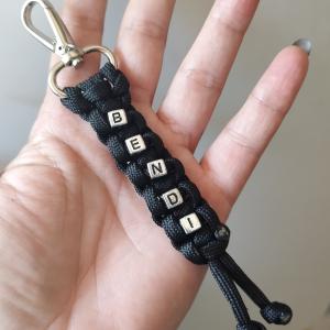 Neves paracord  slusszkulcsdísz kulcstartó karabinerrel ezüst betükkel