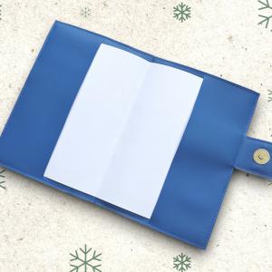 Névre szóló neves Egészségügyi kiskönyv borító - Alvó zsiráf kék alapon