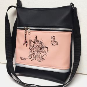 Női 26x30 crossbody oldaltáska - Hímzett Cica pillangóval Fekete-oldrose