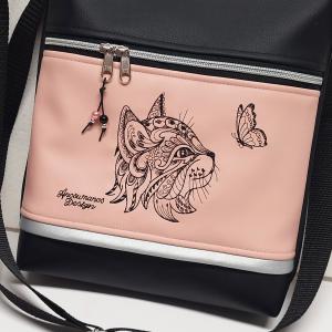 Női 26x30 crossbody oldaltáska - Hímzett Cica pillangóval Fekete-oldrose