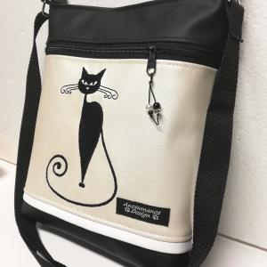 Női 26x30 crossbody oldaltáska - Hímzett cicás fekete-pezsgő