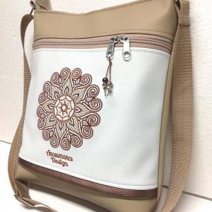 Női 26x30 crossbody oldaltáska - Hímzett mandala drapp-fehér alapon(mandala002)