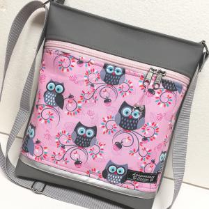 Női 26x30 crossbody oldaltáska - Szürke-rózsaszín bájos baglyokkal