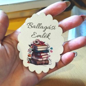 Nyomtatott fa tábla virágzó könyvekkel, Ballagási emlék felirattal.