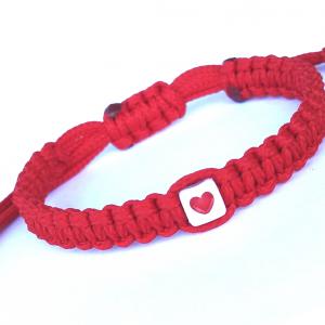 Piros védelmező kabala makramé karkötő szivecskével